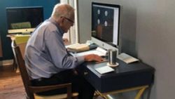 91 yaşındaki Amerikalı profesörün uzaktan eğitim anları