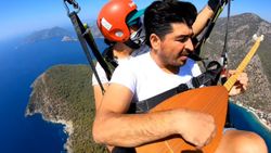 Fethiye'de yamaç paraşütünde Neşet Ertaş türküsü söyledi
