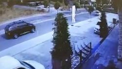 Arnavutköy’de ehliyetsiz sürücü otomobil ile kamyonete çarptı