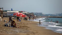 Antalya'da obacılar tatilini sürdürüyor