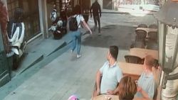 Taksim'de genç kıza kapkaç dehşeti kamerada