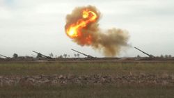 Azerbaycan düşman hedeflerini top atışlarıyla vuruyor