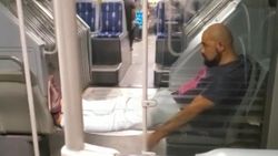 Metrobüste sigara içen yolcu kamerada