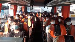 Sakarya'da yolcu otobüsünden kaçak göçmenler çıktı