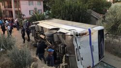 Manisa'da işçi taşıyan minibüs ile kamyon çarpıştı: 26 yaralı