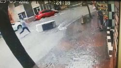 Gaziosmanpaşa'da sele kapılan buzdolabını yakalamaya çalıştı