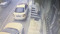 Üsküdar'da aracını doludan korumak isterken yere kapaklandı