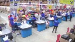 Brezilya’da süpermarket rafları domino taşı gibi devrildi