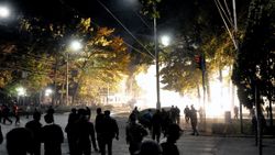 Kırgızistan'da protestocular parlamentoyu işgal etti