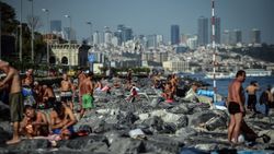 İstanbullular serinlemek için denize girdi