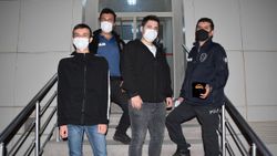 Kütahya’da parkta buldukları altın dolu kutuyu polise teslim ettiler