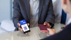 Koronavirüs pasaportu uygulaması dünyada ilk olarak İngiltere'de başlıyor