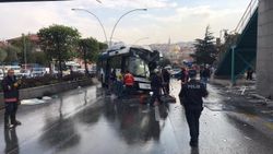 Ankara'da belediye otobüsü üst geçit asansörüne çarptı