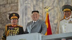 Kuzey Kore lideri Kim'den nükleer füzeli tören