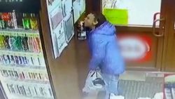 Rusya'da marketteki müşterinin dezenfektan içtiği o anlar kamerada