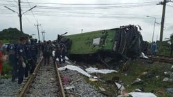 Tayland'da hemzemin geçitte tren otobüse çarptı: 17 ölü, 30 yaralı