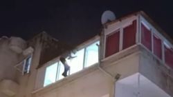 İzmir'de polise teslim olmak istemeyen firari intihara kalkıştı