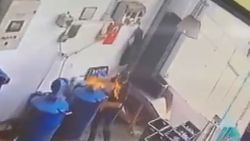Başakşehir’de dezenfektanlı elleriyle atık yakmaya çalıştı, kendi yandı