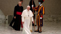 Papa Francis'i koruyan 4 İsviçreli muhafız koronavirüse yakalandı