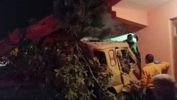 Çorum’da freni boşalan vinç, iki katlı eve girdi
