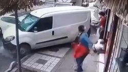 Bağcılar'da kaldırımdaki gençlerin ölümden döndüğü anlar