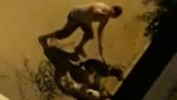 İzmir’de iki köpeğe boruyla şiddet uyguladı