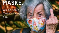 Maske takmayanlara ‘orta parmak’ gösterilen afiş
