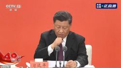 Çin Devlet Başkanı Şi Jinping, defalarca öksürünce yayın kesildi
