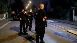 Paris'te polisi bıçakla tehdit eden kişi vuruldu