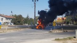 Konya'da yanan otomobilden son anda kurtarıldı