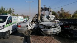 Kayseri'de aydınlatma direğine çarpan otomobil ikiye katlandı