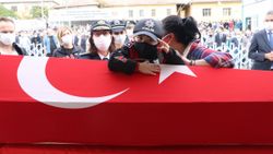 Sakarya'da şehit babasını, asker selamıyla uğurladı