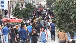 Taksim'de koronavirüse rağmen dikkat çeken kalabalık