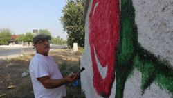 Adanalı ressamın çizimleri sokakları süslüyor