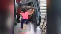 Rusya'da bir çocuk, kardeşinin olduğu arabayla merdivenden düştü