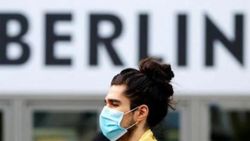 Berlin'de ilk kez sokakta maske zorunluluğu geldi