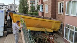 Kahramanmaraş’ta freni boşalan hafriyat kamyonu apartmana girdi