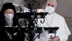 Papa Francis ilk kez maske ile törende