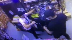 Beyoğlu'nda yaşlı kadının çantasından cep telefonu çalındı