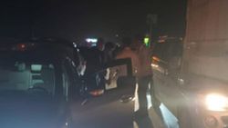 Kocaeli'de kaza nedeniyle kapanan yolda halay