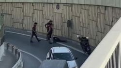Esenler’de polisten kaçan şüpheli 5 metre yüksekten atladı