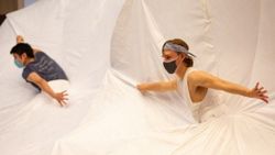 İngiltere’de balet ve balerinler dansa da 'sosyal mesafe' koydu