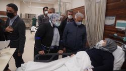 Binali Yıldırım, beraberindeki heyetle depremzedeleri ziyaret etti