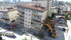 İzmir’de depreme dayanamayan binaları iş makineleri ayakta tutuyor