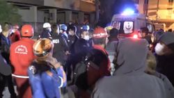 İzmir'de yaşlı kadın 14 saat sonra sağ çıkarıldı