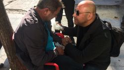 Manisa'da alkolden fenalaştı, kendisine müdahale eden adama sarılıp ağladı
