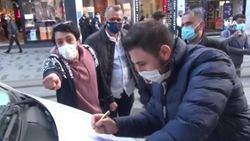 Taksim'de maske takmayan turistlere ceza kesildi