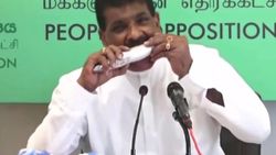 Sri Lanka’da eski bakan canlı yayında çiğ balık yedi