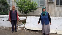 Antalya’da polisten kaçan sürücü, bahçe duvarına çarptı
