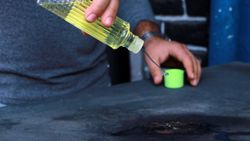 Adana'da bakkaldan aldığı 80 derecelik kolonya, limon aromalı su çıktı